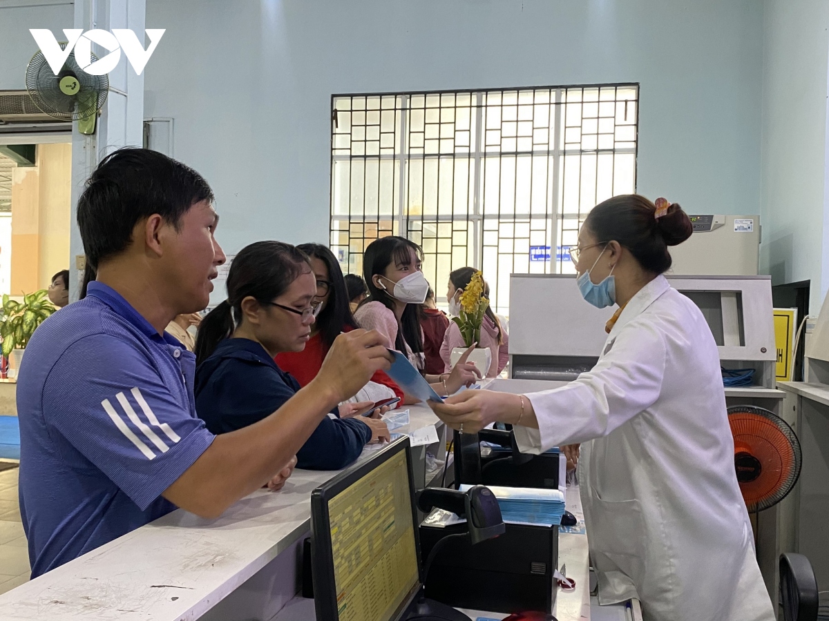 nguoi dan do xo di tiem bach hau, vien pasteur tp.hcm tam het vaccine hinh anh 2